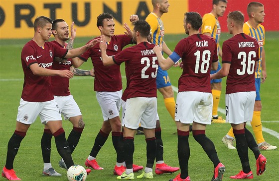Fotbalisté Sparty se radují z gólu v zápase s Opavou.
