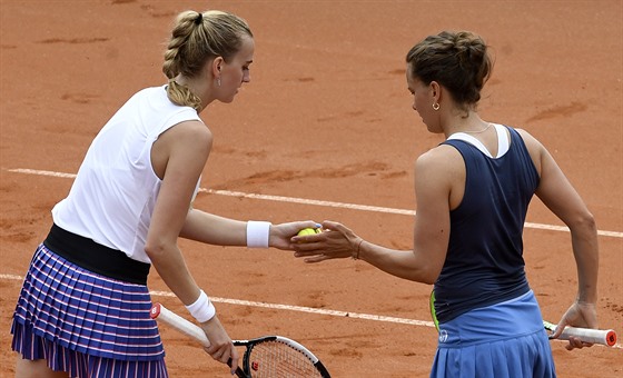 Petra Kvitová (vlevo) a Barbora Strýcová v utkání proti dvojici Miriam...