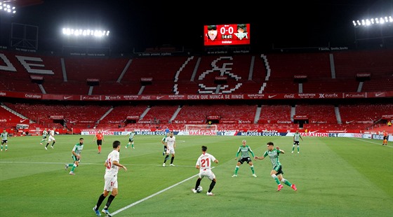 Momentka z utkání FC Sevilla - Betis Sevilla.