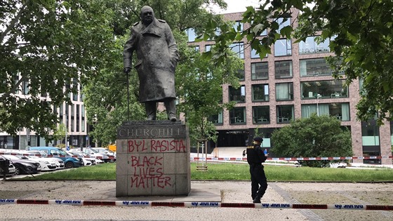 Někdo posprejoval sochu Winstona Churchilla na Žižkově. (11.6.2020)