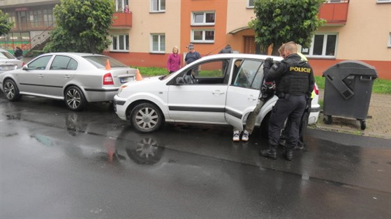 Opilý idi se pokusil v Perov zaparkovat, naboural u toho ale dv auta....