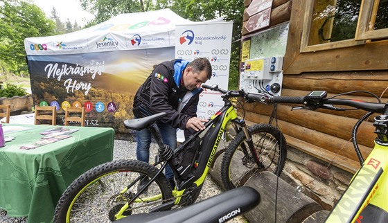 Turistické projekty z Jeseník u budou nov propagovány jednotn v obou krajích. Patí mezi n teba vytváení velké sít dobíjecích stanic pro elektrokola.