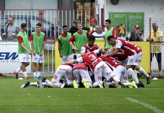 Pardubití fotbalisté oslavují gól proti Varnsdorfu.