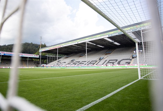 Prázdný Schwarzwald-Stadion ve Freiburgu ped bundesligovým zápasem