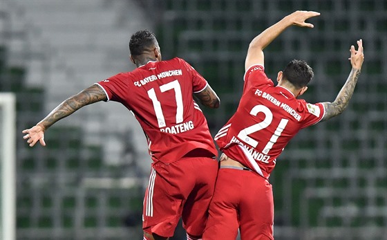 Jerome Boateng (vlevo) a Lucas Hernandez oslavují výhru Bayernu Mnichov.