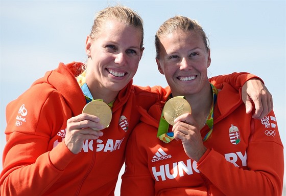 Danuta Kozáková (vlevo) a Gabriella Szabóová se zlatou olympijskou medailí