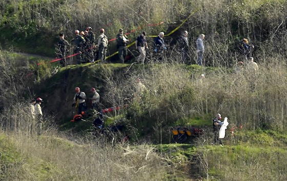 Vyšetřovatelé zkoumají trosky vrtulníku, ve kterých u Los Angeles zahynuli Kobe...
