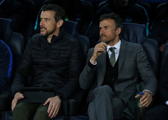 Luis Enrique (vpravo) a Juan Carlos Unzué na lavice fotbalové Barcelony