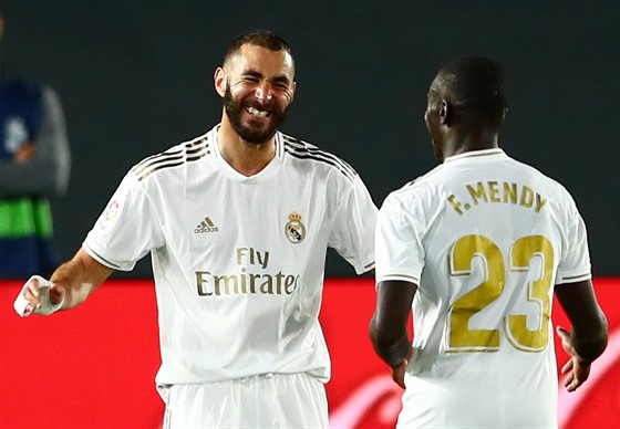 Karim Benzema (vlevo) a Ferland Mendy oslavují trefu Realu Madrid.