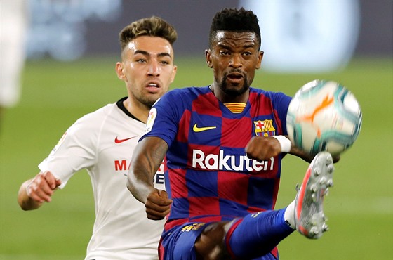 Nelson Semedo (vpravo) z Barcelony krotí mí, brání ho Munir El Haddadi ze...