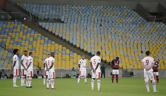 Momentka z duelu Flamengo vs. Bangu (bílá), hrái drí minutu ticha za obti...
