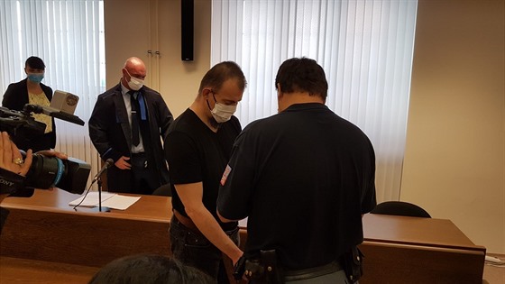 Petr B. obžalovaný z vraždy přichází ke Krajskému soudu v Hradci Králové (16....