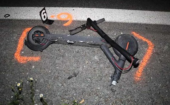 U Heřmanic se střetl řidič osobního auta s mužem na koloběžce (16. 6. 2020).