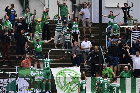 Jhon Mosquera (vlevo) z Bohemians se raduje z gólu do jablonecké sít u...