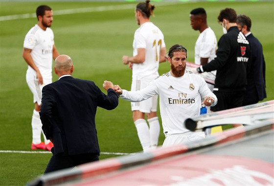 Sergio Ramos z Realu Madrid si po vystídání v utkání s Eibarem uká pstí s...