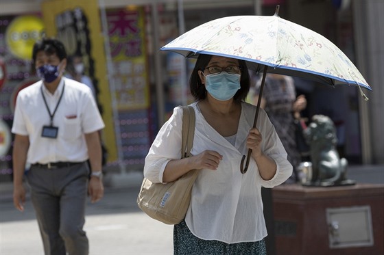 V asijských zemích roste poptávka po ochran oblieje vhodné i na léto. (9....