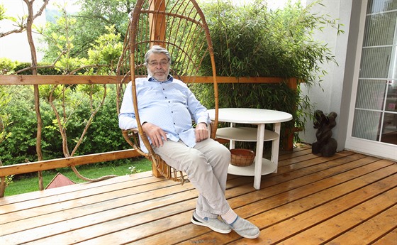 Doktor Radim Uzel si z houpacího křesla na terase rád užívá pohled na báječně...