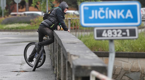 Cyklista sleduje stav toku Jičínka. (19.6.2020)