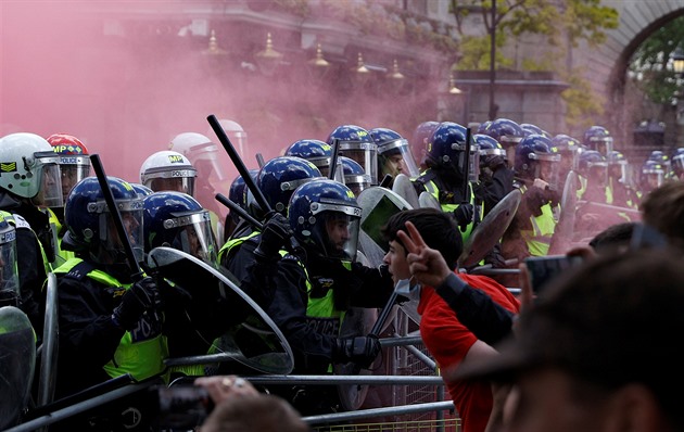 Krajní pravice se v Londýně střetla s policií, vzduchem létaly lahve