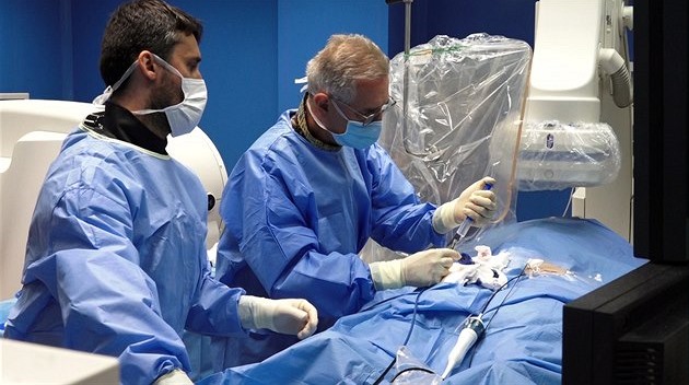 První v Evropě. Lékaři pacientce zavedli nový bezdrátový kardiostimulátor