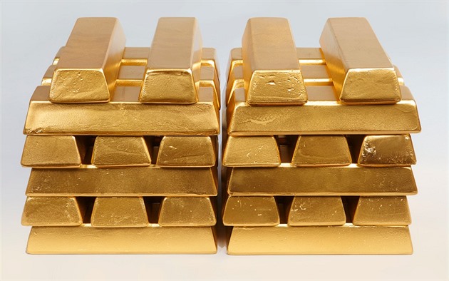 Zlato posílilo na půlroční maximum. Může za to slabší dolar i centrální banka