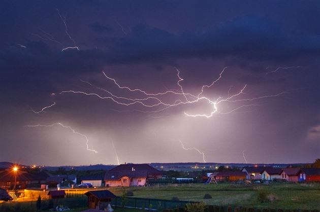 Přívalové deště a bouřky zasáhnou většinu Česka, místy hrozí i povodně