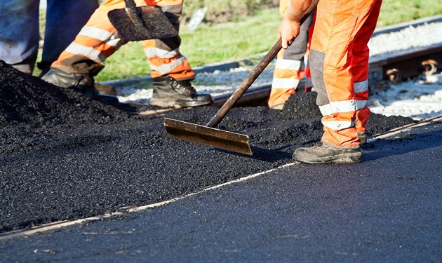 Středočeský kraj přidal miliony na opravy cest, silničáři vyrazí na 40 míst