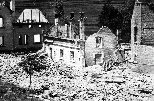 Hroutí se torzo lidického statku, kde vraždili nacisté. Ruiny teď opraví