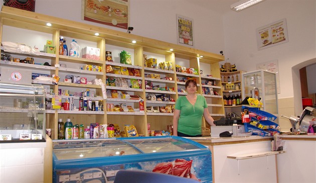 Lenka Kothánková provozuje v Chřešťovicích malý obchod.