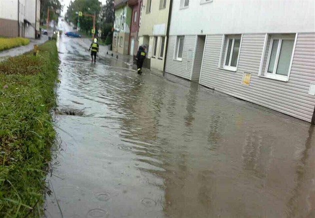 Dolní ást árské ulice v Novém Mst na Morav v nedli opt zalila voda.