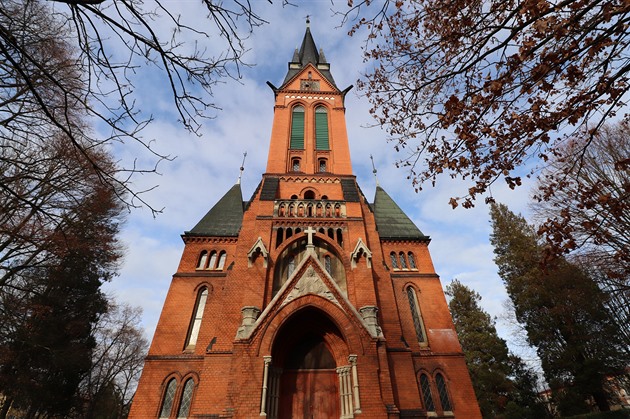 Záchrana cenného varnsdorfského kostela z glazurovaných cihel pokračuje
