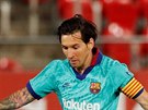 Lionel Messi z Barcelony klikuje mezi hrái Mallorky.