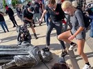 Demonstranti strhli sochu Kolumba