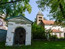Románský kostel Nanebevzetí Panny Marie v Neustupov s hranolovou kamennou ví