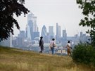 Do londýnské finanní tvrti City (v pozadí) se po koronavirové pandemii pomalu...