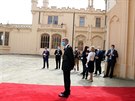 Andrej Babi eká na nádvoí zámku v Lednici na Beclavsku na píjezdy premiér...