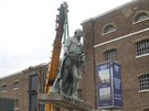V Londýn úady odstranily sochu Roberta Milligana, který v 18. století...