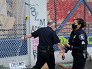 Policisté odstraují drátný plot ped místní policejní stanicí v Seattlu. Po...