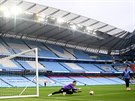 Branká Manchester City Ederson pi rozcvice ped utkáním proti Arsenalu.