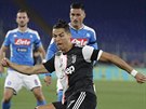 Cristiano Ronaldo z Juventusu se pokouí odcentrovat ve finále italského poháru...