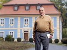 Karel Schwarzenberg ped zámkem Deví v obci Sýkoice. (22. íjna 2012)