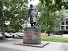 Posprejovaná socha Winstona Churchilla v Praze na ikov, kopie stejného...