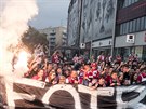Slávistití fanouci ped stadionem v Edenu po výhe nad Zlínem.