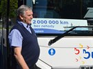 S t�mto autobusem jezd� Robert Du�ek rok a p�l. Te� ho zdob� i plaketa s...