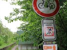 U stezky jsou umístny jen zákazové cedule pro cyklisty a ze strany od Zelené...