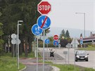 Nov sek cyklostezky ve drci nad Doubravou je znakami s pikzanm povelem...