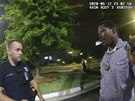 Policista Garrett Rolfe mluví s Afroamerianem Rayshardem Brooksem pi kontrole...