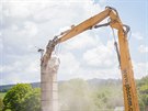 Speci�ln� stroj demoli�n� firmy dok�zal 23 metr� vysok� kom�n rozst��hat b�hem...