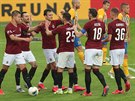Fotbalisté Sparty se radují z gólu v zápase s Opavou.