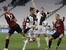 Cristiano Ronaldo z Juventusu se probíjí obranou AC Milán.
